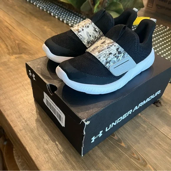 UNDER ARMOUR Boys Camo Velcro Sneaker Size 1 - Picture 6 of 6